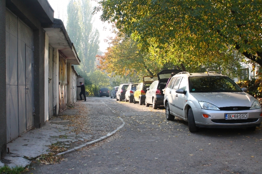 REPORTAJ/ În zona C.E.C-ului nu s-a schimbat nimic - Cetăţenii se plâng că nu au locuri de PARCARE (FOTO)