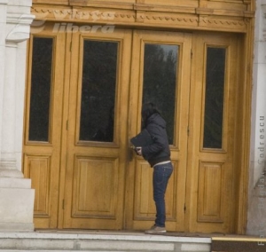 Cosmin Păun a închis uşa din faţă a Prefecturii