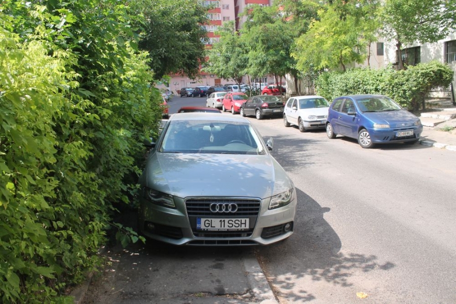 FOTO/ Lupta pentru locurile de parcare continuă. Şoferii gălăţeni îşi lasă maşinile pe unde apucă