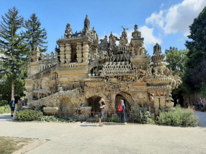 Palatul Ideal al poştaşului Cheval - singurul monument de arhitectură naivă din lume