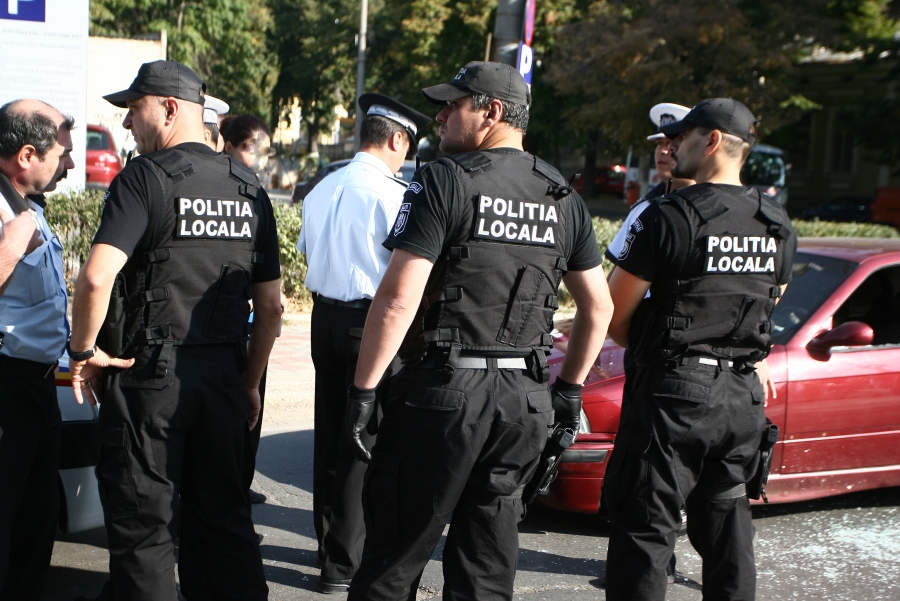 Poliţist local luat pe capota BMW-ului