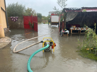 UPDATE. Efectele „Barbarei” în Galați. Copaci rupți, acoperișuri smulse și tot mai multe curți inundate