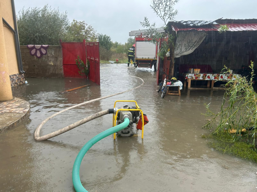 UPDATE. Efectele „Barbarei” în Galați. Copaci rupți, acoperișuri smulse și tot mai multe curți inundate