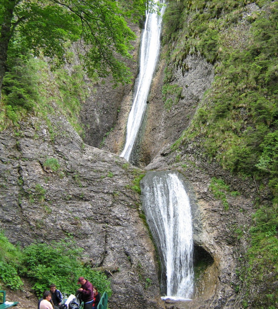 Idei de vacanţă/ La pas prin munţii Ceahlău: cascada Duruitoarea