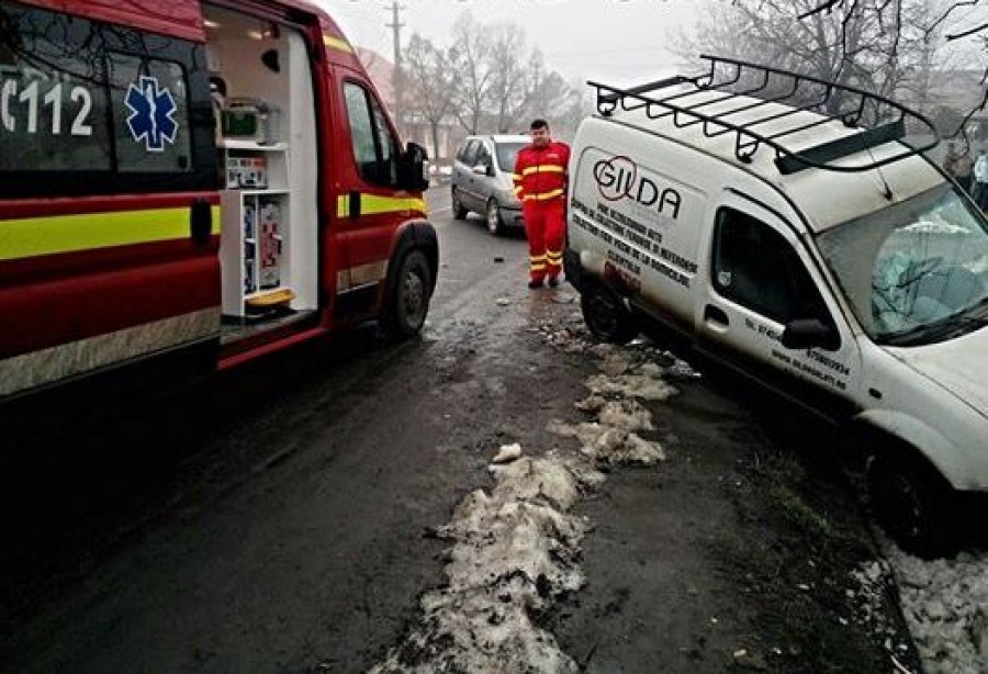 Trei persoane, rănite în depăşiri pe DN 25/ Un minor de 4 ani, printre victime