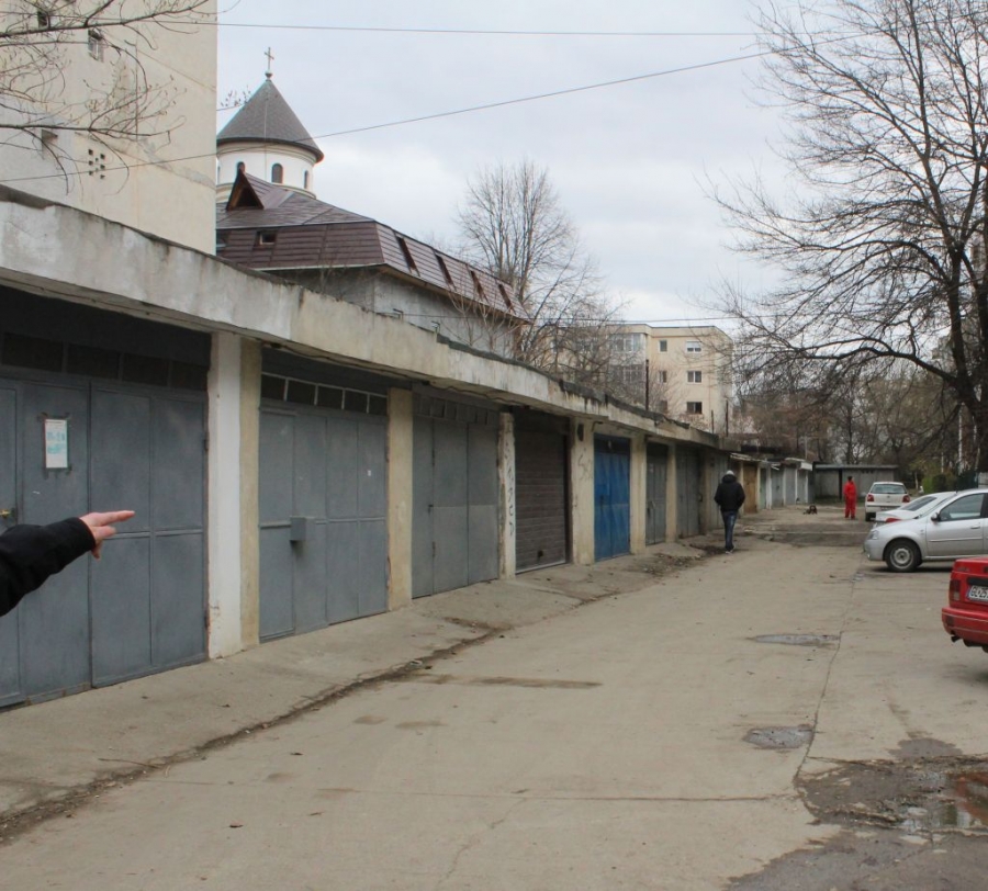 "GARAJELE sunt ţinute pe post de magazii", în spatele Spitalului de Copii din Galați