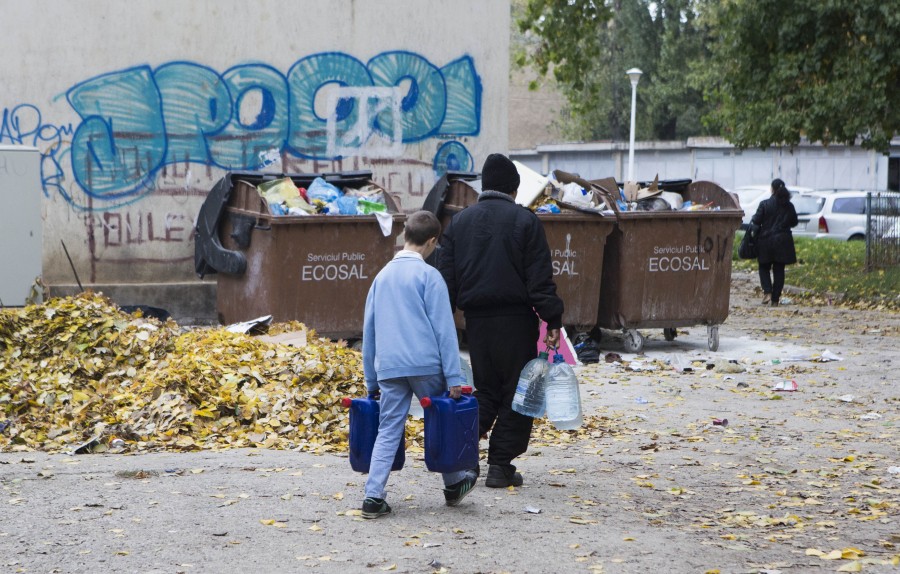 Gunoiul se revarsă din ghene/ Invitaţie specială pentru Ecosal din partea gălăţenilor din Micro 40