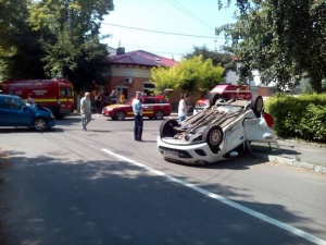 Accident spectaculos pe strada Cezar. O maşină s-a răsturnat, după ce şoferul nu a acordat prioritate