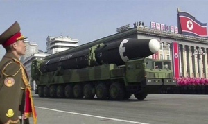 Coreea de Nord îşi etalează rachetele intercontinentale