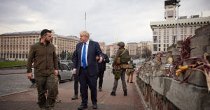 Boris Johnson şi Volodimir Zelenski, la pas prin centrul Kievului / Cei doi au stat de vorbă cu oamenii / „Aşa arată democraţia. Aşa arată curajul”