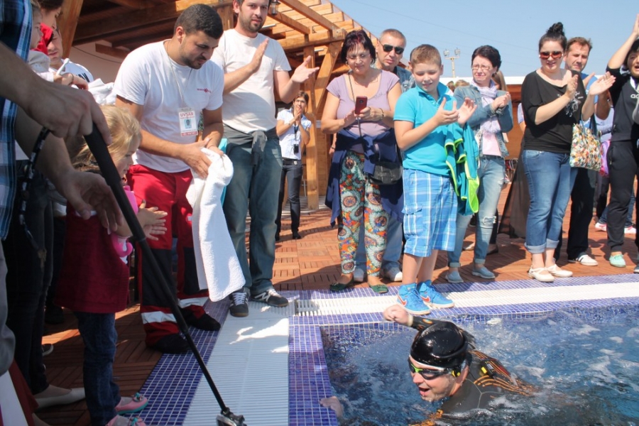 IMPRESIONANT! Cum a reuşit Gabriel Drăghici să înoate 24 de ore pentru a da unei fetiţe o şansă la viaţă (FOTO)