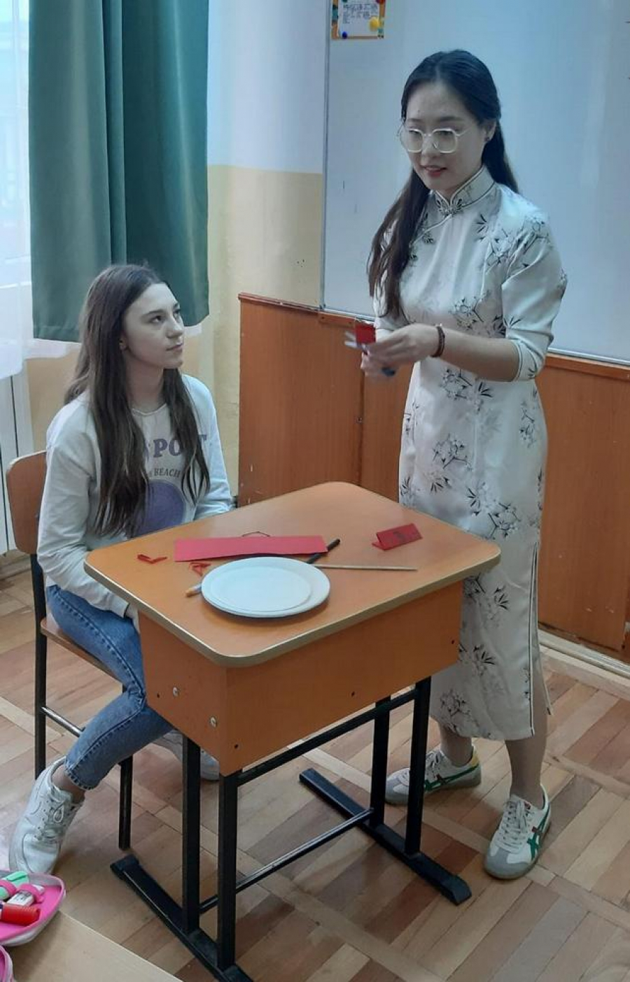 Cine este Huang Xiying, profesoara care îi învaţă pe gălăţeni limba chineză (FOTO)