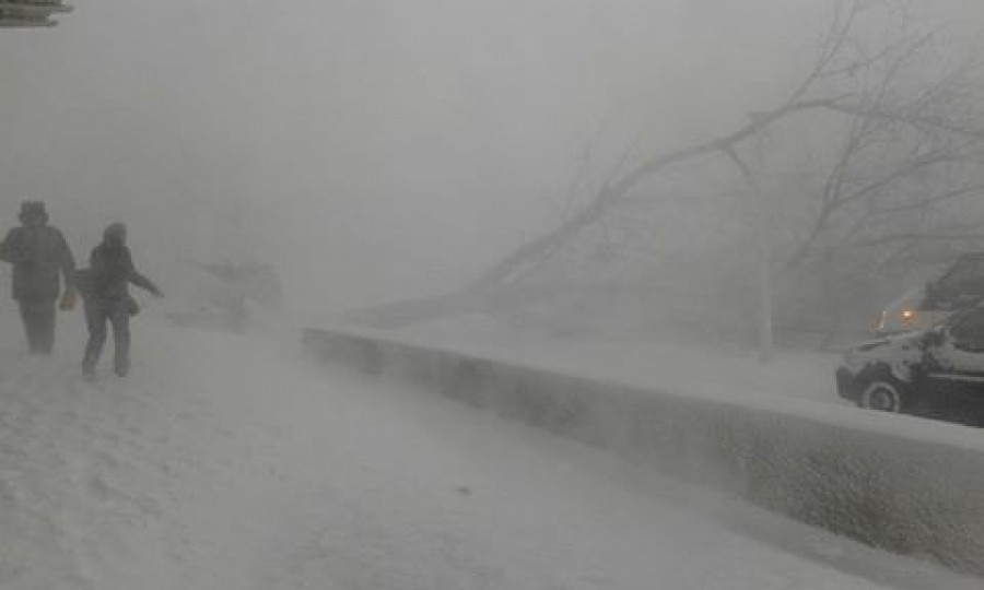 IARNA LA GALAŢI/ Mai multe zone din oraş sunt BLOCATE de nămeţi