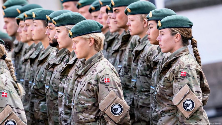 Danemarca extinde recrutarea militară și la femei
