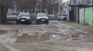 Lipsa LOCURILOR DE PARCARE, una dintre principalele PROBLEME ale gălăţenilor din Ţiglina II. GARAJE multe, maşini şi mai multe
