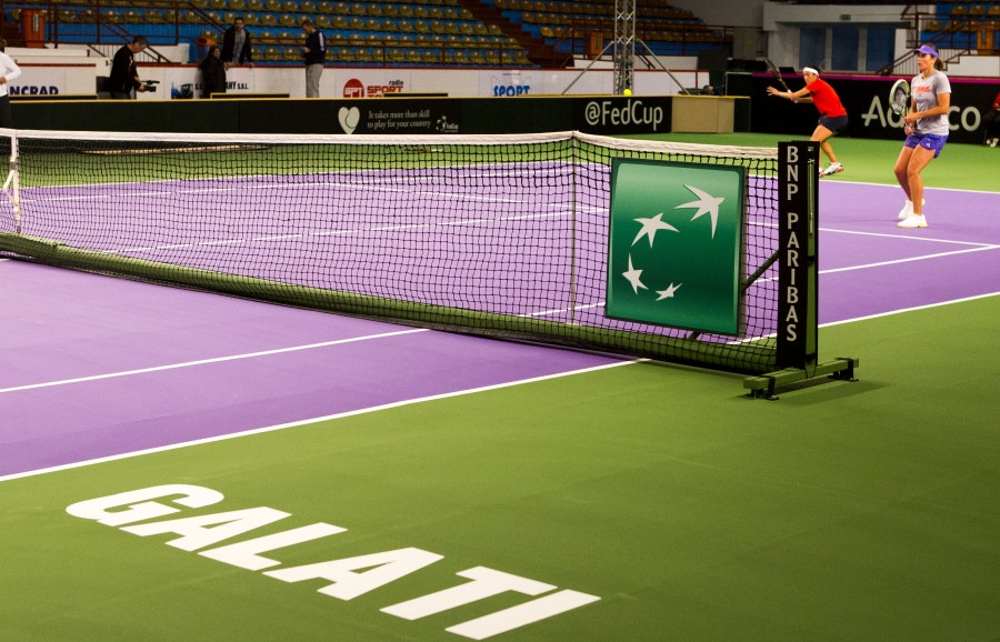 Fed Cup Galaţi/ IMAGINI de la PRIMELE schimburi de MINGI din PATINOARUL în care se joacă TENIS