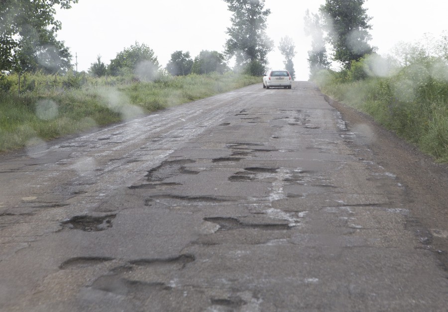 DJ 252, un traseu periculos: Gropi şi cratere pe drumul dintre Nicoreşti şi Buciumeni!