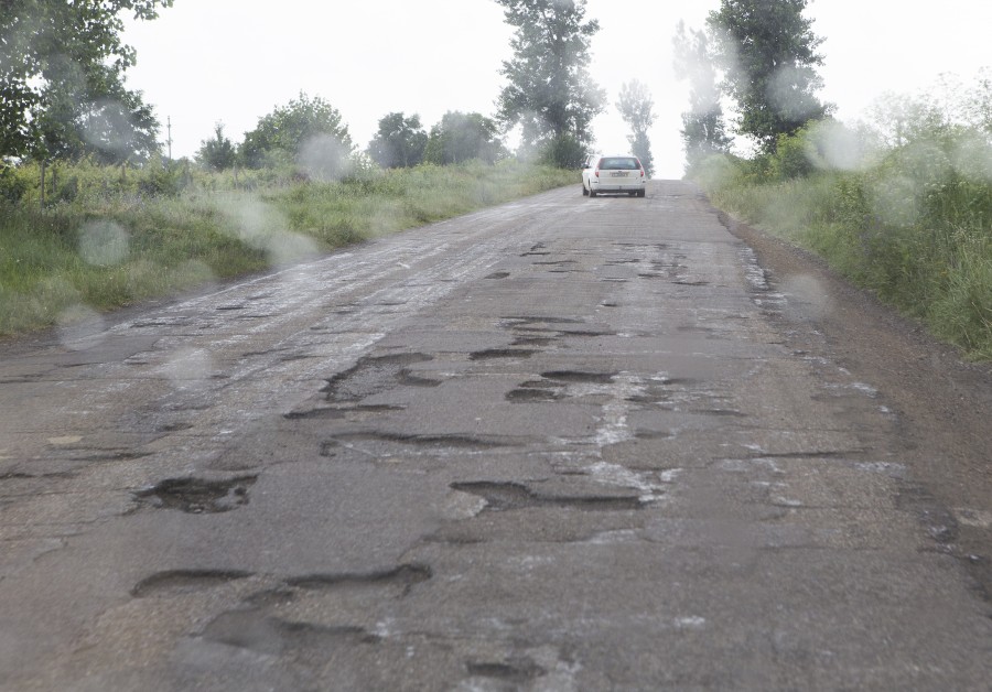 DJ 252, un traseu periculos: Gropi şi cratere pe drumul dintre Nicoreşti şi Buciumeni!