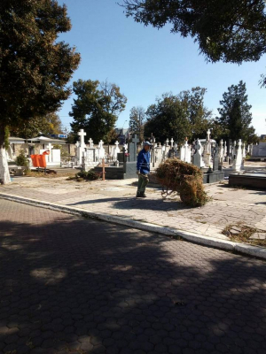 Gospodărire Urbană solicită implicarea gălăţenilor pentru salubrizarea în cimitire (FOTO)