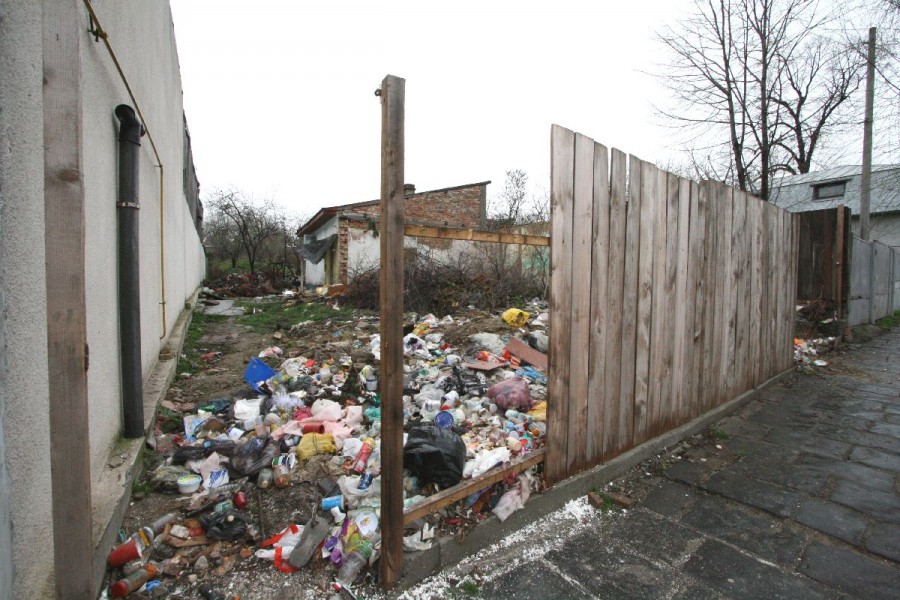 Focar de infecţie în Piaţa Centrală. Războiul gunoaielor din strada Tecuci nr. 101