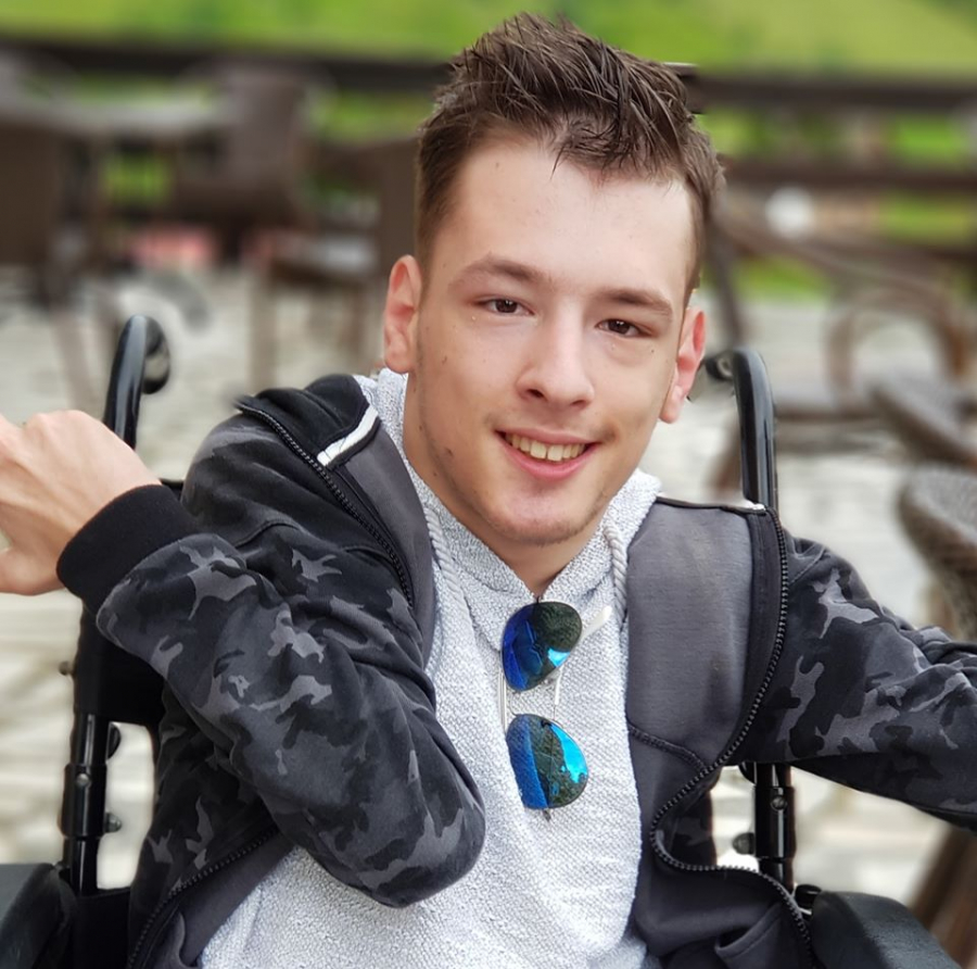 Un tânăr de 20 de ani vrea să schimbe lumea dintr-un scaun cu rotile (FOTO)