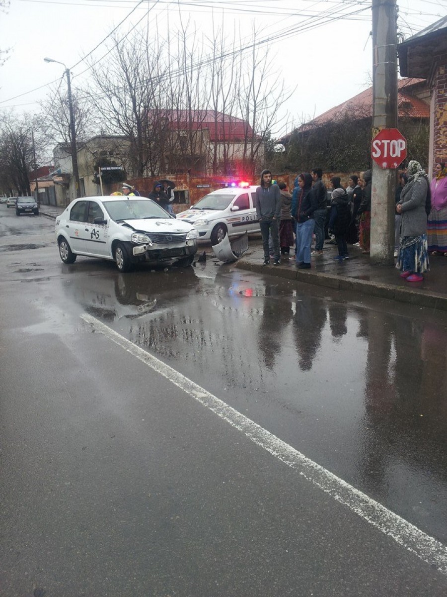 Pieton rănit în coliziunea a două maşini, într-o intersecţie din Galaţi