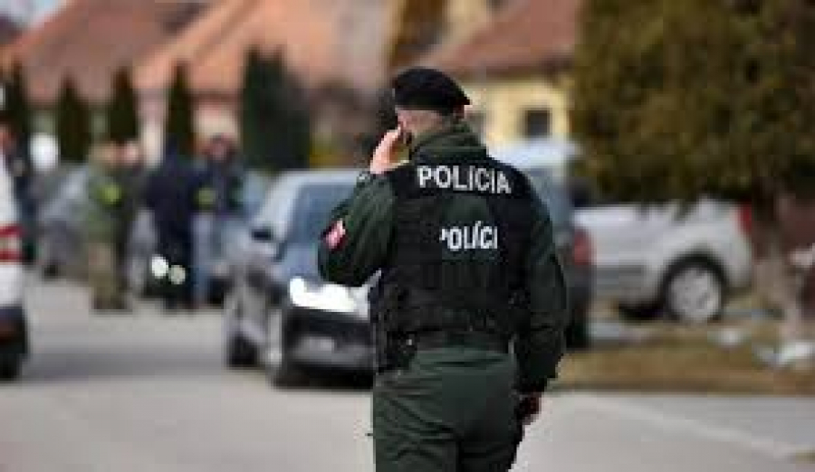 Sute de școli au primit amenințări cu bombă