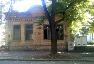 (FOTO) DEZASTRU EDILITAR pe strada Mihai Bravu! CASELE VECHI, DEMOLATE bucată cu bucată