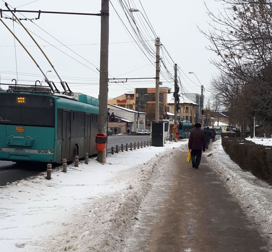 ATENŢIE. Trasee deviate. Troleibuzele 102 şi 104 circulă doar până în Centru