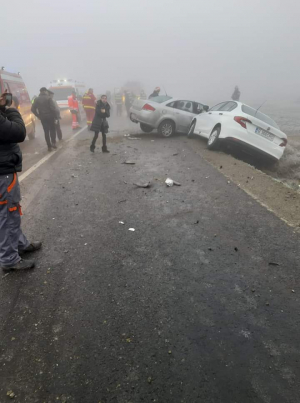 Carambol în apropiere de Galați. Două persoane au fost rănite în urma ciocnirii a trei mașini
