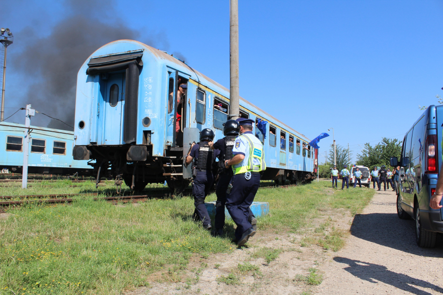 Tren incendiat de membrii unei galerii | EXERCIȚIU