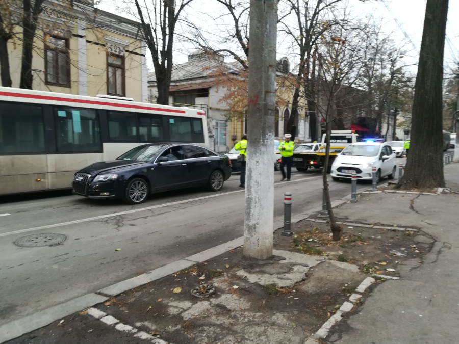 Şi-a lăsat maşina în mijlocul străzii după ce i s-a făcut rău la volan. Poliţiştii fac cercetări