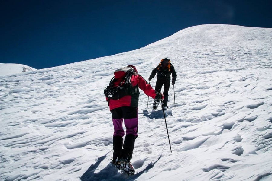 ALPINISM/ Tiberiu Pintilie urcă spre Vârful Lenin