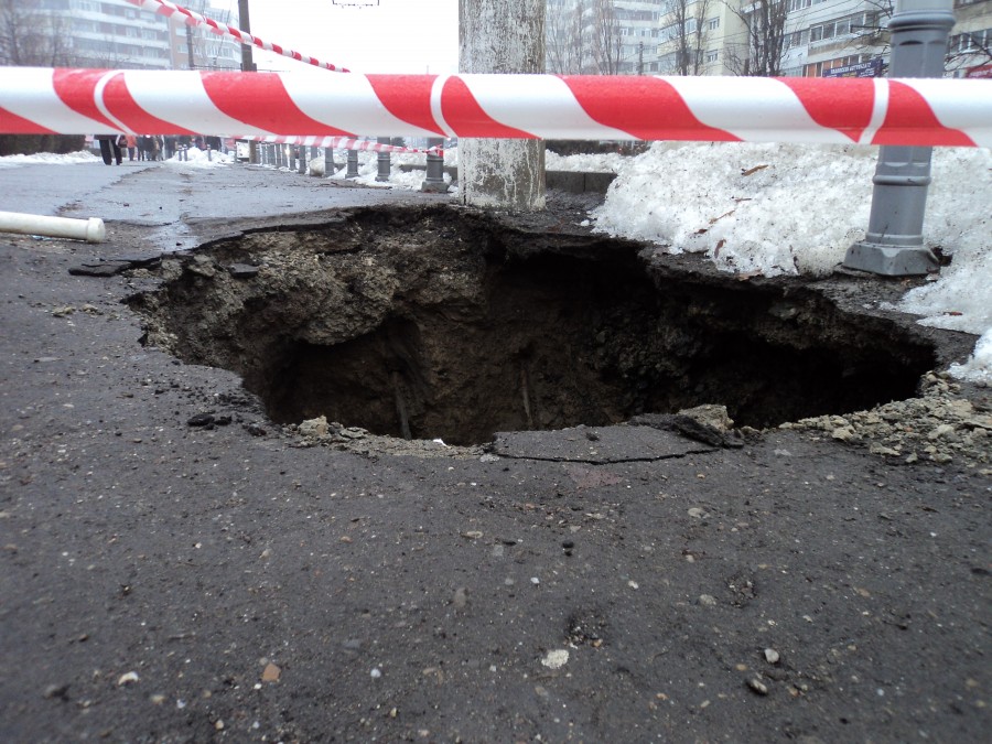 GALAŢIUL SE SURPĂ! Un nou crater şi-a făcut apariţia în oraş (FOTO)