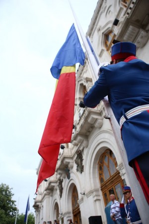 GALERIE FOTO / Doliu de Ziua Drapelului Naţional: Tricolorul, în bernă, în memoria românilor decedaţi în Muntenegru