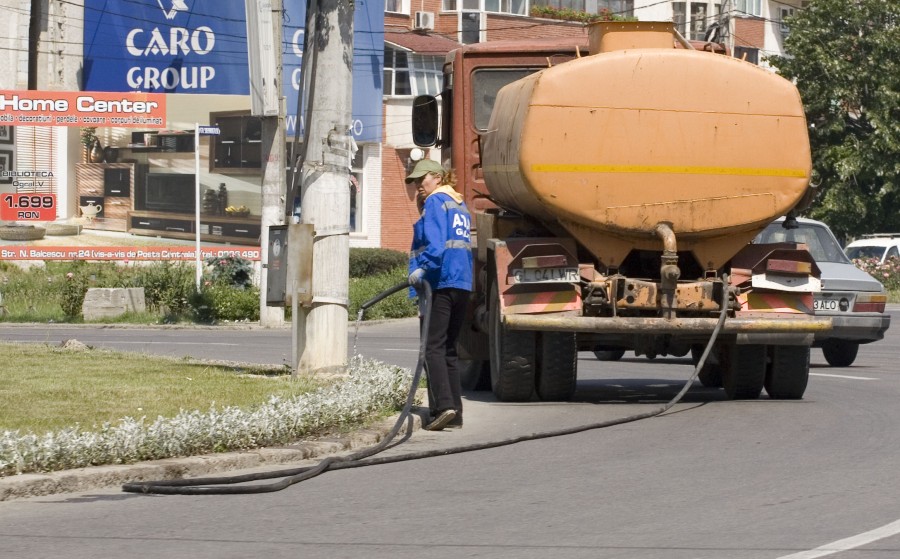 Afaceri la udatul florilor: 100.000 de euro pentru cisterne pe împrumut