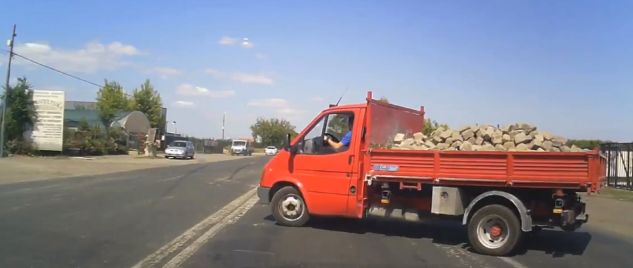 ALTERCAȚIE în TRAFIC după ce un șofer a vrut să facă o manevră interzisă (VIDEO)