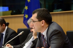  Explicaţie foto: Vlad Voiculescu, ministrul Sănătăţii  