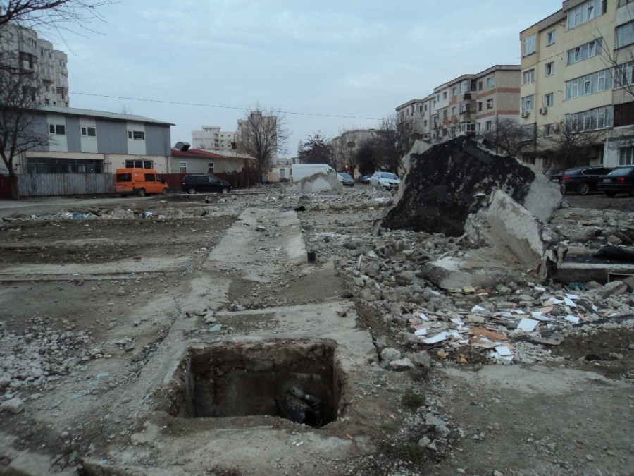 Complexul Ancora "face pui" în Micro 18. Alte GARAJE DEMOLATE fără proiect de restructurare (FOTO)