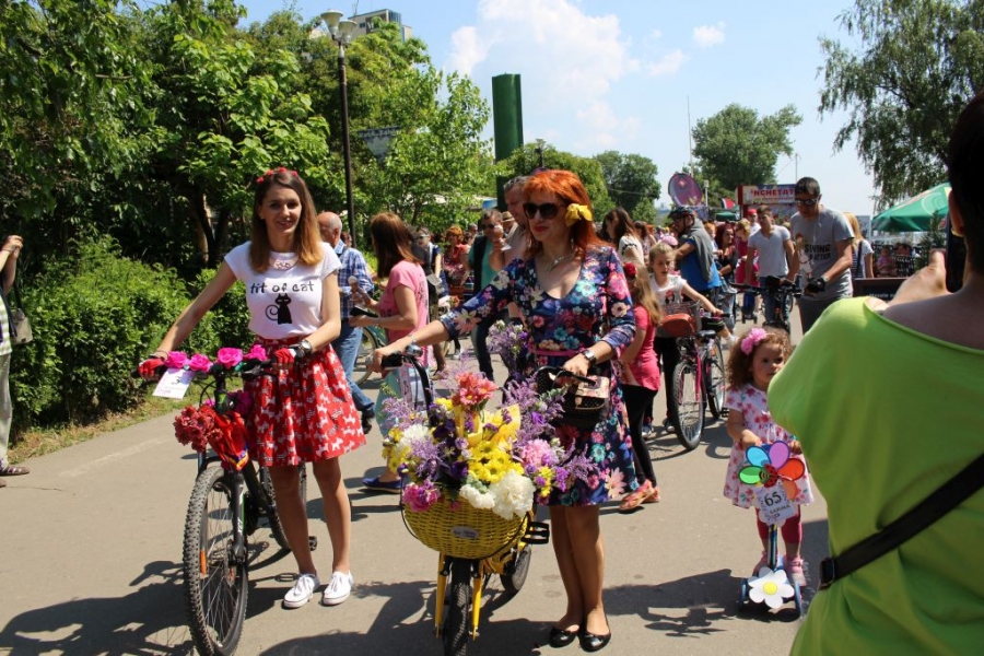 FOTO/ Gălăţencele au dat o lecţie de eleganţă pe două roţi, într-un oraş FĂRĂ piste pentru biciclişti