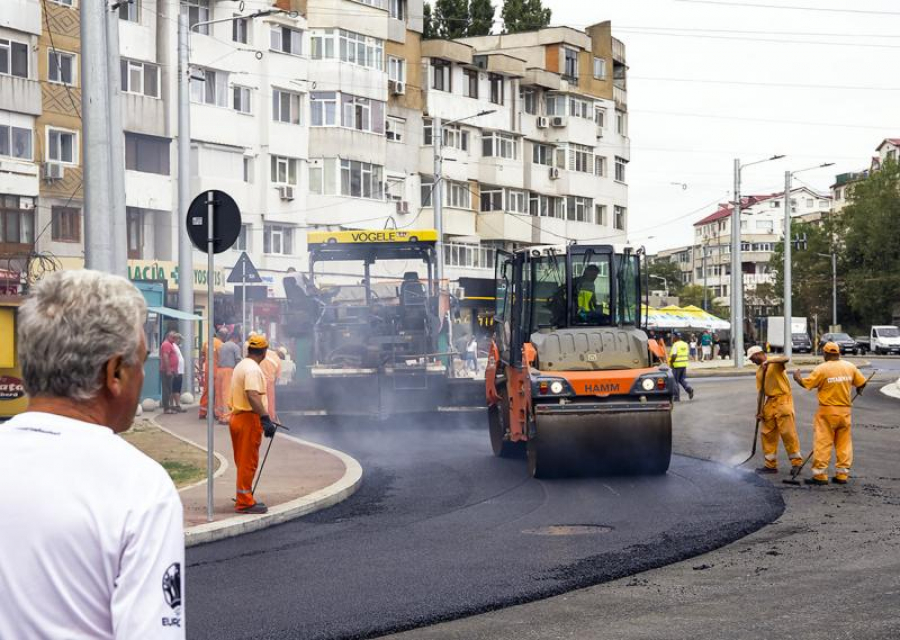 Lucrări de asfaltare în Piața Energiei