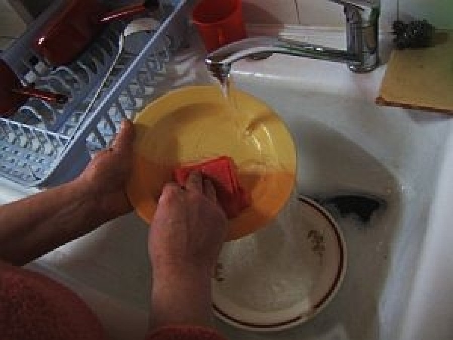 Pregătirea, aranjarea mesei şi spălatul vaselor consumă zilnic o oră şi 13 minute din timpul românilor