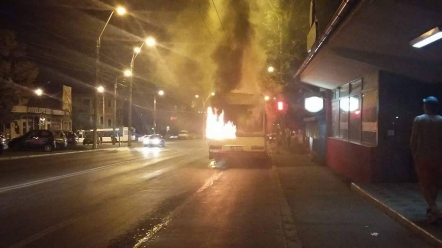 UPDATE. Un AUTOBUZ a luat FOC în Galaţi