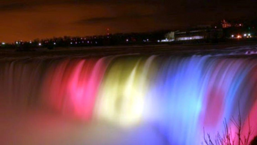 Cascada Niagara, iluminată în culorile drapelului românesc