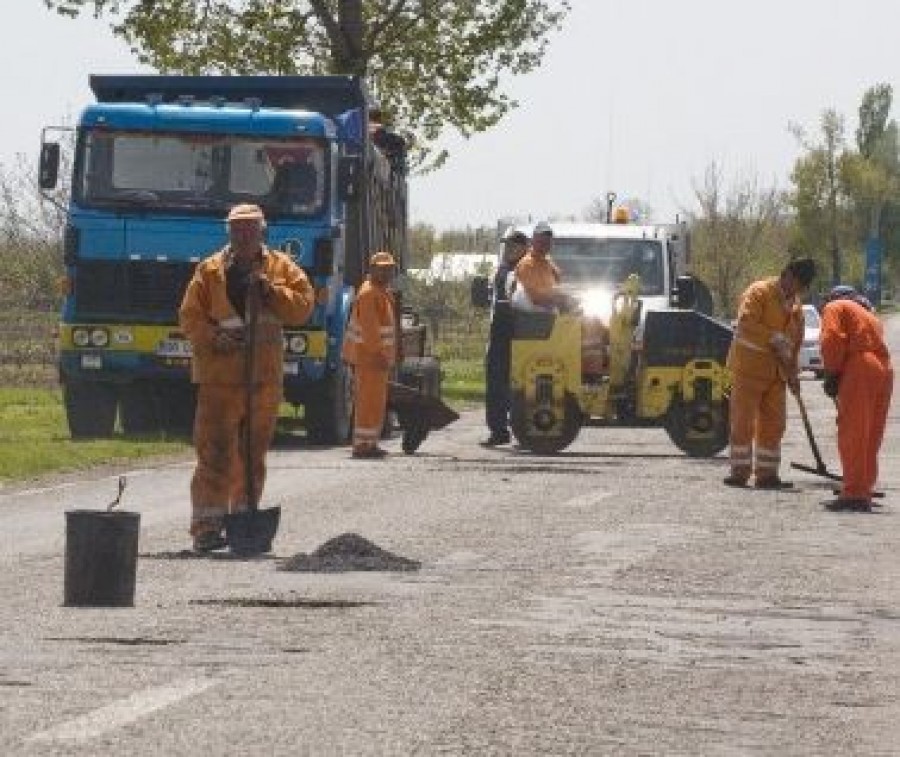 Încep reparaţiile la drumurile judeţene/ Iată la ce căi de comunicaţie se vor face lucrări