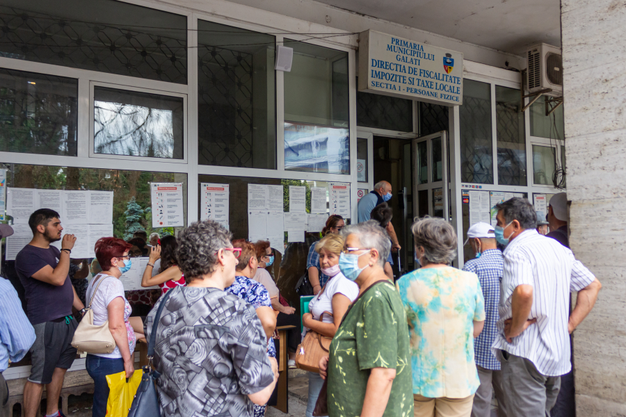 Sediile Fiscalităţii, luate cu asalt de gălăţenii somaţi, speriaţi că ar putea fi executaţi silit (FOTO)