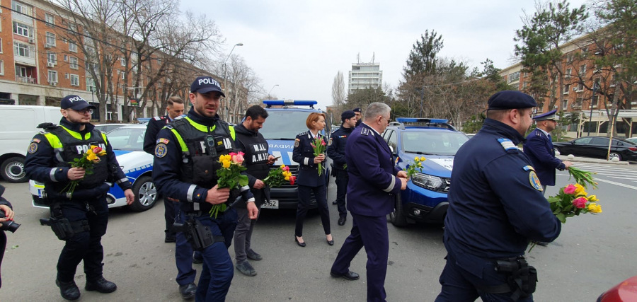 O floare pentru doamne și domnișoare din partea poliției