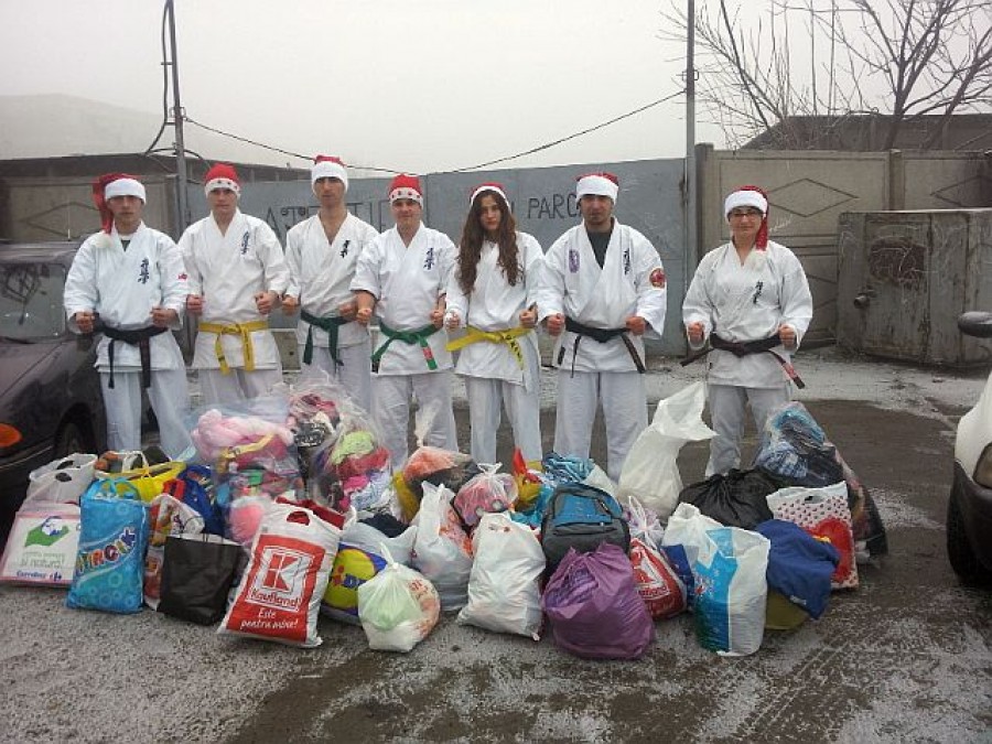 Karatiştii Kyokushin au donat hăinuţe şi jucării copiilor din Centrul de plasament "Negru Vodă"
