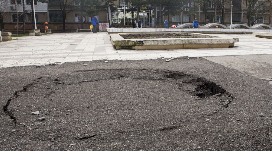 TROTUARUL din zona Potcoava a CEDAT DIN NOU. Care este CAUZA SURPĂRILOR din Galaţi