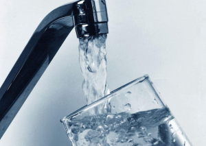 Specialiştii recomandă apa filtrată sau pe cea minerală